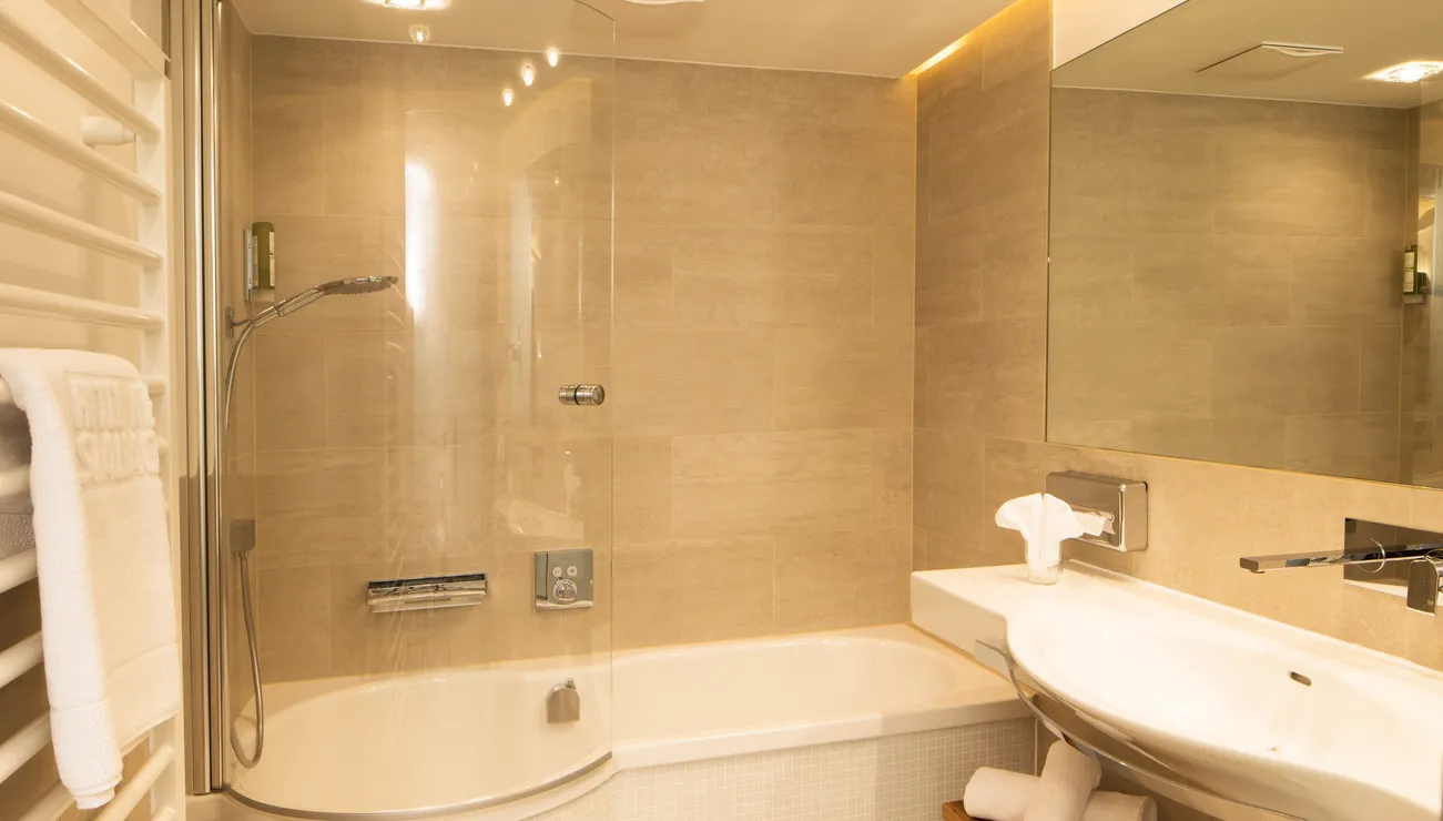 Badezimmer im Familienappartement “Deluxe” im Hotel das Neuhaus 